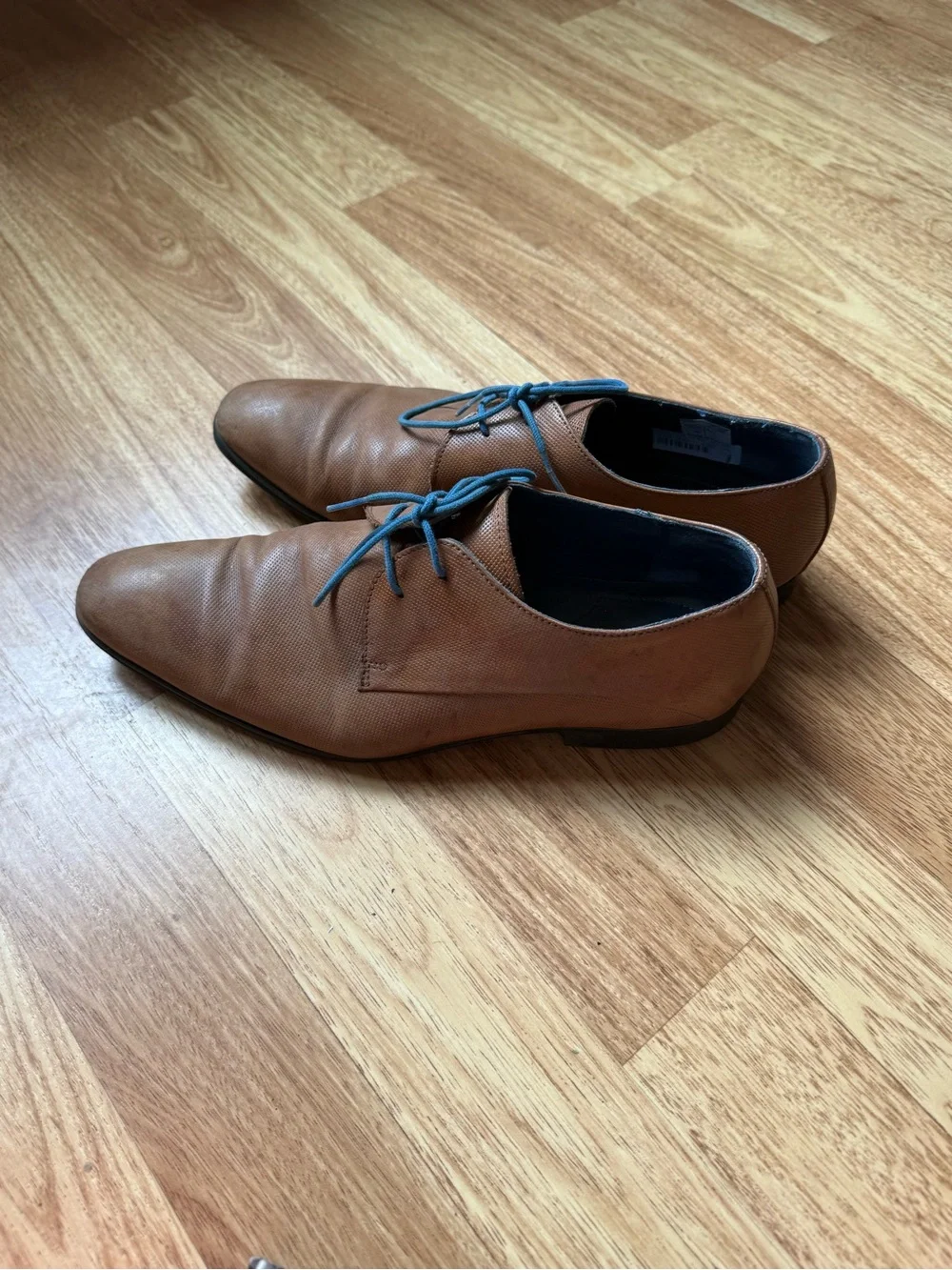 Classic Men’s Brown Leather Derby Shoes with Blue Laces